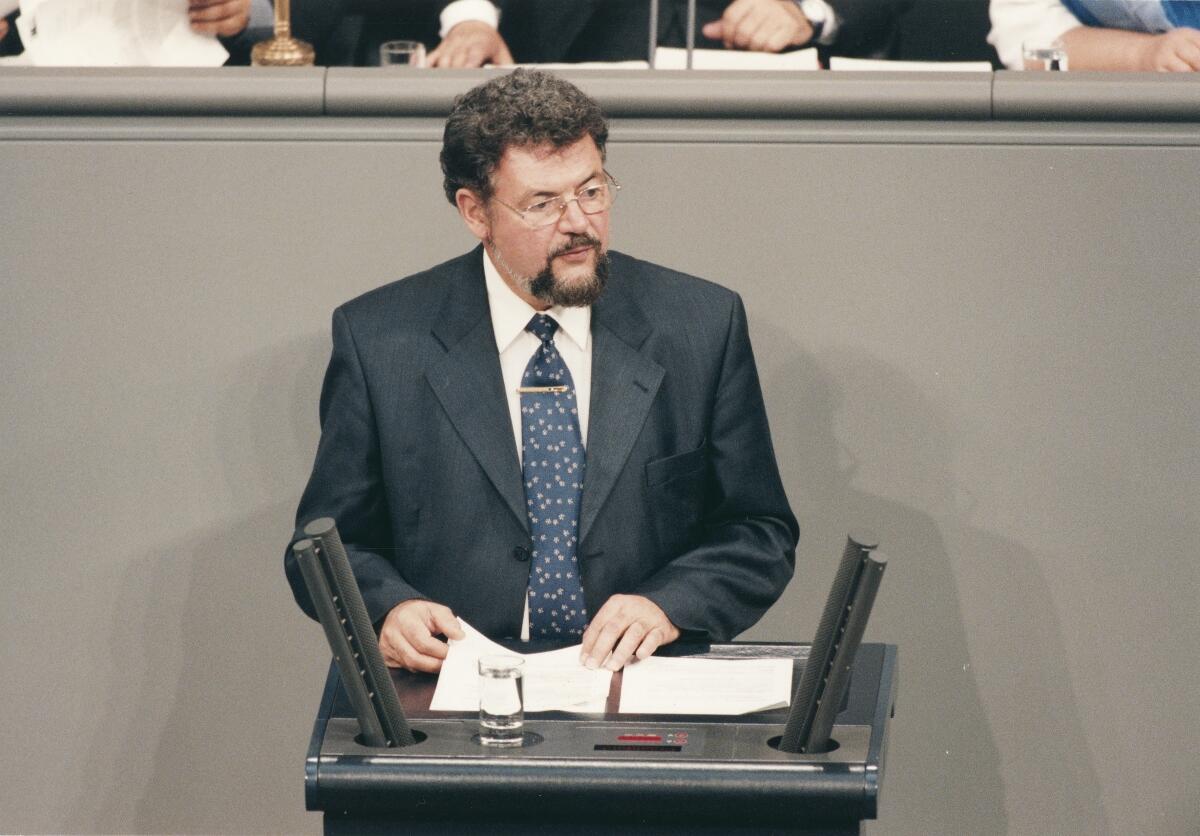 Pflug, Johannes Johannes Andreas Pflug, SPD, MdB am Rednerpult.; Vorsitz: Bundestagsvizepräsident Dr. Hermann Otto Solms, FDP.; Bundestagsabgeordneter, Abgeordneter, Rednerpult, Plenum, Vizepräsident