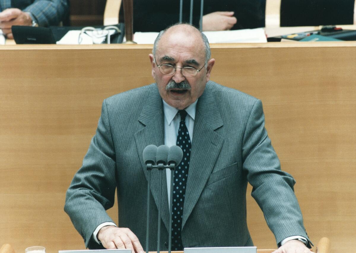 Fred Gebhardt, PDS, MdB.; Redner, Bundestagsabgeordneter, Abgeordneter, Alterspräsident Gebhardt, Fred Fred Gebhardt, PDS, MdB.; Redner, Bundestagsabgeordneter, Abgeordneter, Alterspräsident