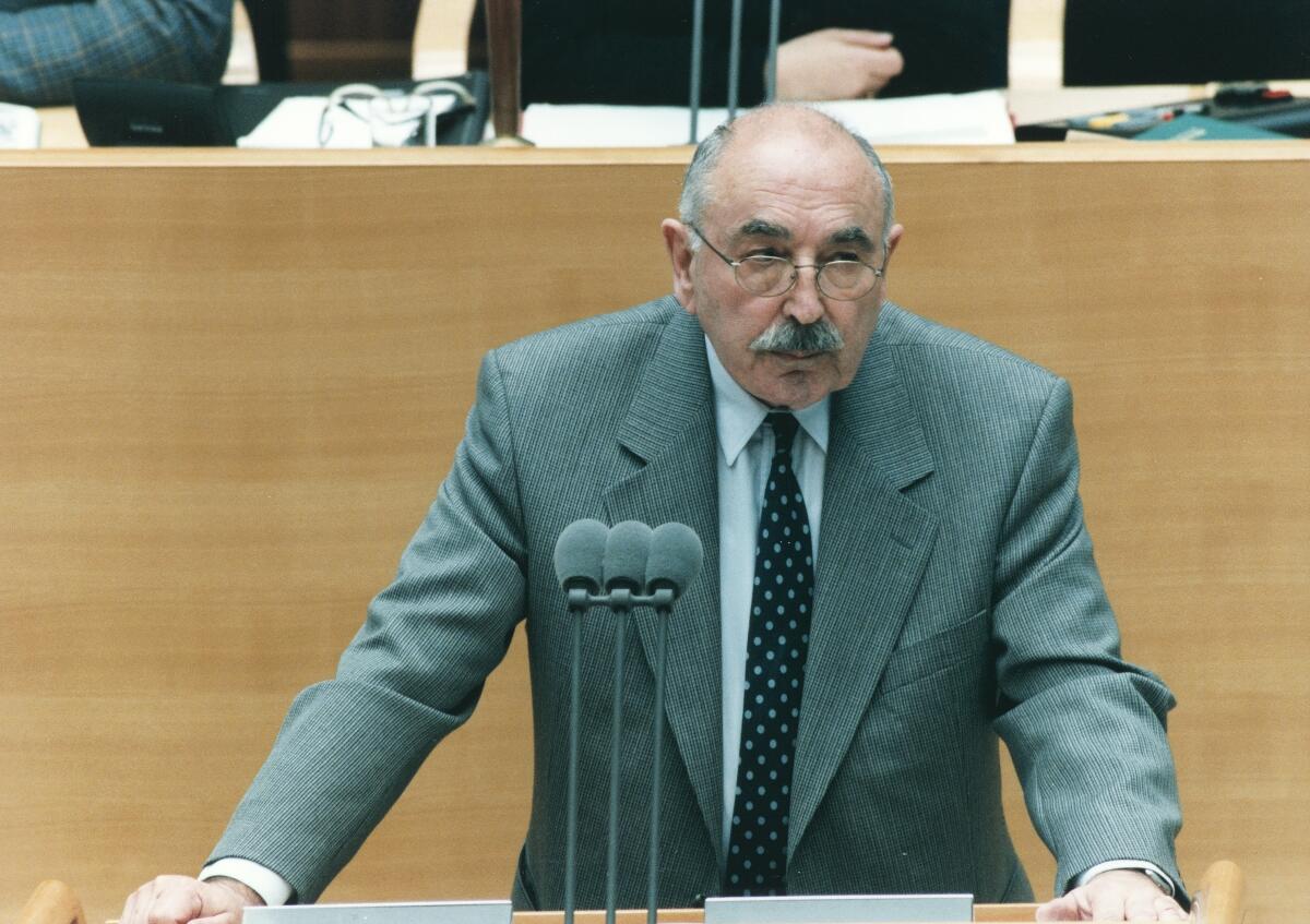 Fred Gebhardt, PDS, MdB.; Redner, Bundestagsabgeordneter, Abgeordneter, Alterspräsident Gebhardt, Fred Fred Gebhardt, PDS, MdB.; Redner, Bundestagsabgeordneter, Abgeordneter, Alterspräsident