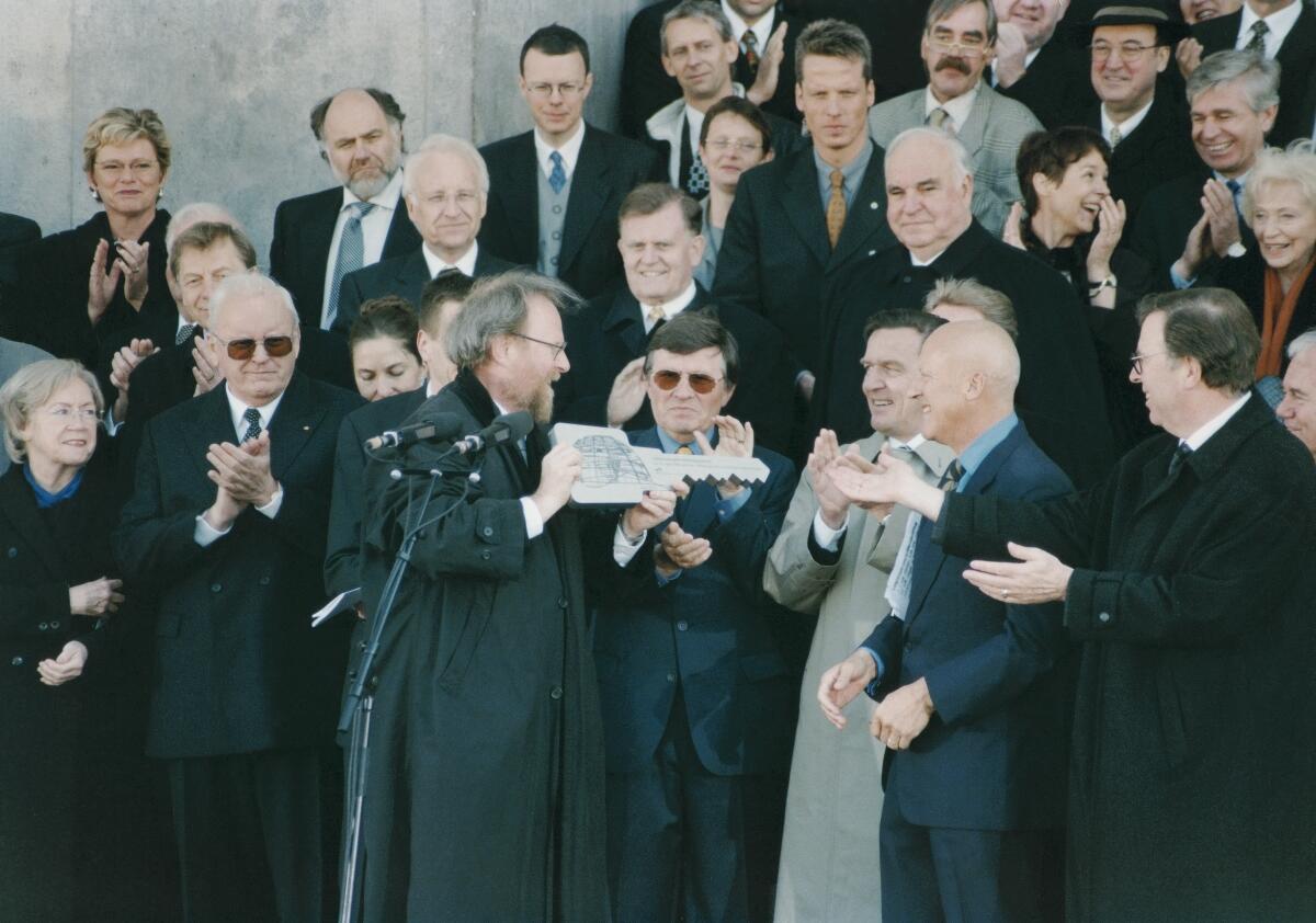 Thierse, Wolfgang; Foster, Norman; Schröder, Gerhard; Kohl, Helmut; Stoiber, Edmund; Renger, Annemarie; Herzog, Roman Eröffnung des Reichstages am 19. April 1999. Schlüsselübergabe vor dem Westportal. Bundestagspräsident Dr. Wolfgang Thierse, SPD, MdB mit Schlüssel neben Architekt Sir Norman Foster und Bundeskanzler Gerhard Schröder, SPD, MdB.