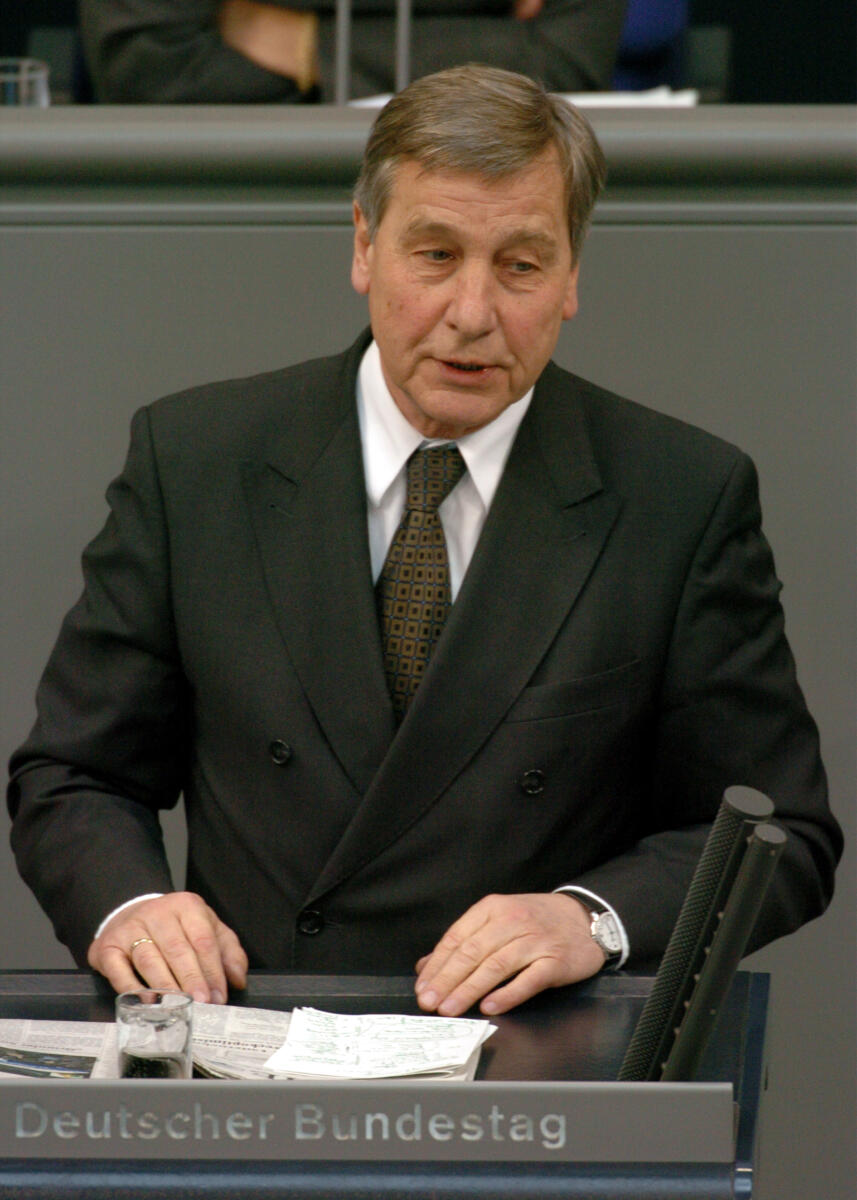 Clement, Wolfgang Wolfgang Clement, SPD, Bundeswirtschaftsminister, MdB, Rede im Deutschen Bundestag.; Plenum, Rednerpult, 157. Sitzung, TOP 4, Thema: Beschäftigungspolitik, Wirtschaftsminister, Minister, Bundesminister für Wirtschaft und Arbeit