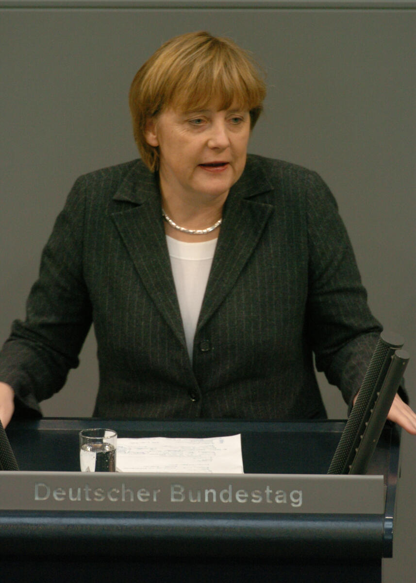Angela Merkel, CDU/CSU, MdB, Rede im Deutschen Bundestag.; Plenum, Rednerpult, 157. Sitzung, TOP 4, Thema: Beschäftigungspolitik Merkel, Angela Angela Merkel, CDU/CSU, MdB, Rede im Deutschen Bundestag.; Plenum, Rednerpult, 157. Sitzung, TOP 4, Thema: Beschäftigungspolitik