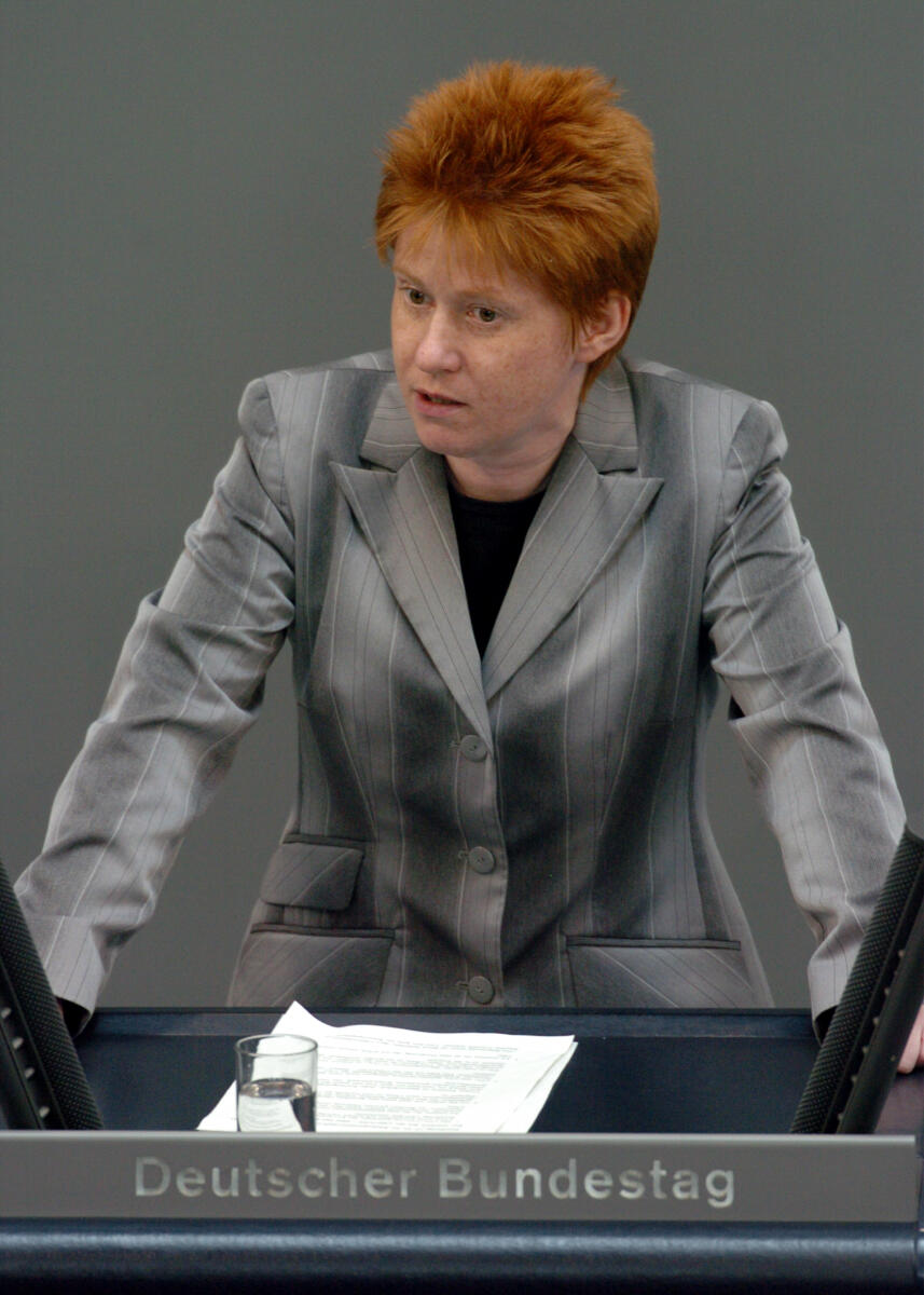 Petra Pau, fraktionslos, MdB, Rede im Deutschen Bundestag.; Plenum, Rednerpult, 169. Sitzung, TOP 7, Thema: EU-Waffenembargo gegenüber China Pau, Petra Petra Pau, fraktionslos, MdB, Rede im Deutschen Bundestag.; Plenum, Rednerpult, 169. Sitzung, TOP 7, Thema: EU-Waffenembargo gegenüber China