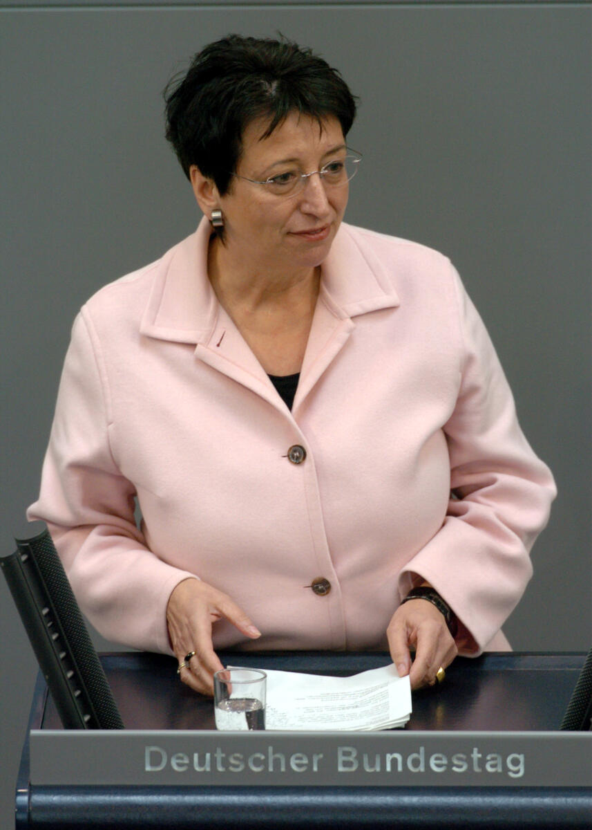 Roth, Karin Karin Roth, SPD, MdB, Rede im Deutschen Bundestag.; Plenum, Rednerpult, 169. Sitzung, ZP 2, 3, 13, 24, Thema: Zukunftschance für Jugendliche