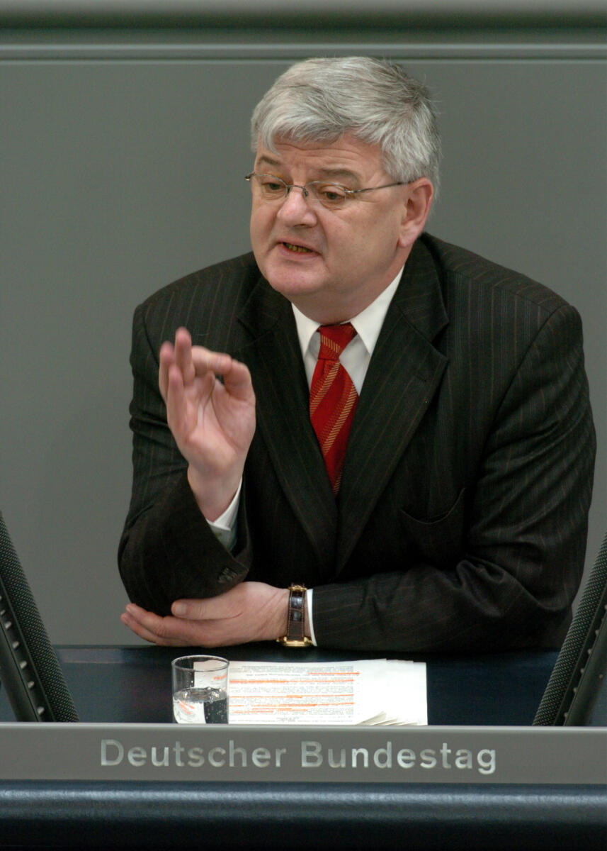 Fischer, Joseph Joseph (Joschka) Fischer, Bündnis 90/Die Grünen, Bundesaussenminister, MdB, Rede im Deutschen Bundestag.; Plenum, Rednerpult, 169. Sitzung, TOP 7, Thema: EU-Waffenembargo gegenüber China, Aussenminister, Minister, Bundesminister des Auswärtigen