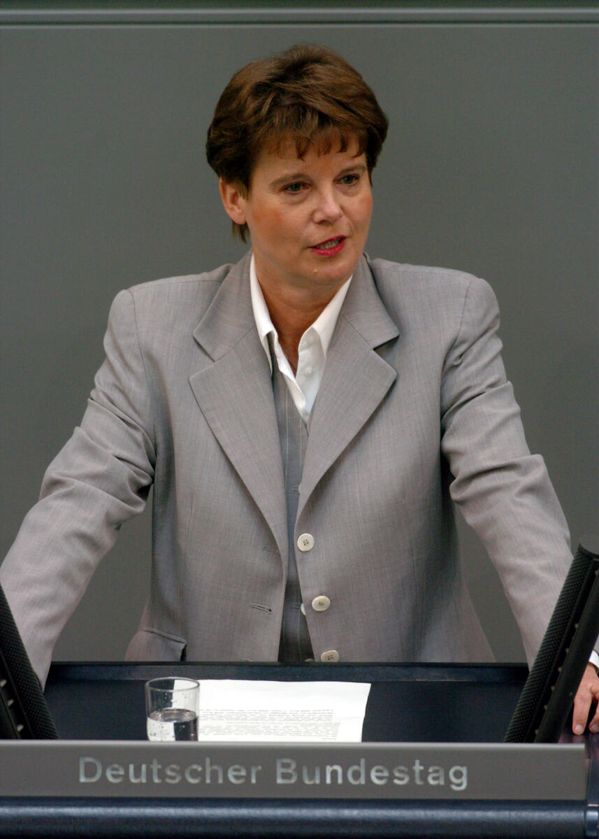 Flach, Ulrike Ulrike Flach, FDP, MdB, Rede im Deutschen Bundestag.; Plenum, Rednerpult, 169. Sitzung, ZP 2, 3, 13, 24, Thema: Zukunftschance für Jugendliche