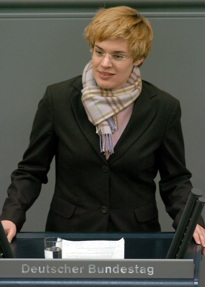 Bettin, Grietje; Staffelt, Grietje Grietje Bettin, Bündnis 90/Die Grünen, MdB, Rede im Deutschen Bundestag.; Plenum, Rednerpult, 169. Sitzung, ZP 2, 3, 13, 24, Thema: Zukunftschance für Jugendliche