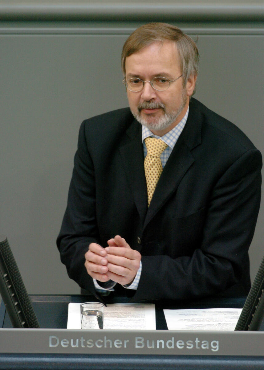 Hoyer, Werner Dr. Werner Hoyer, FDP, MdB, Rede im Deutschen Bundestag.; Plenum, Rednerpult, 172. Sitzung, TOP 22, Thema: NATO
