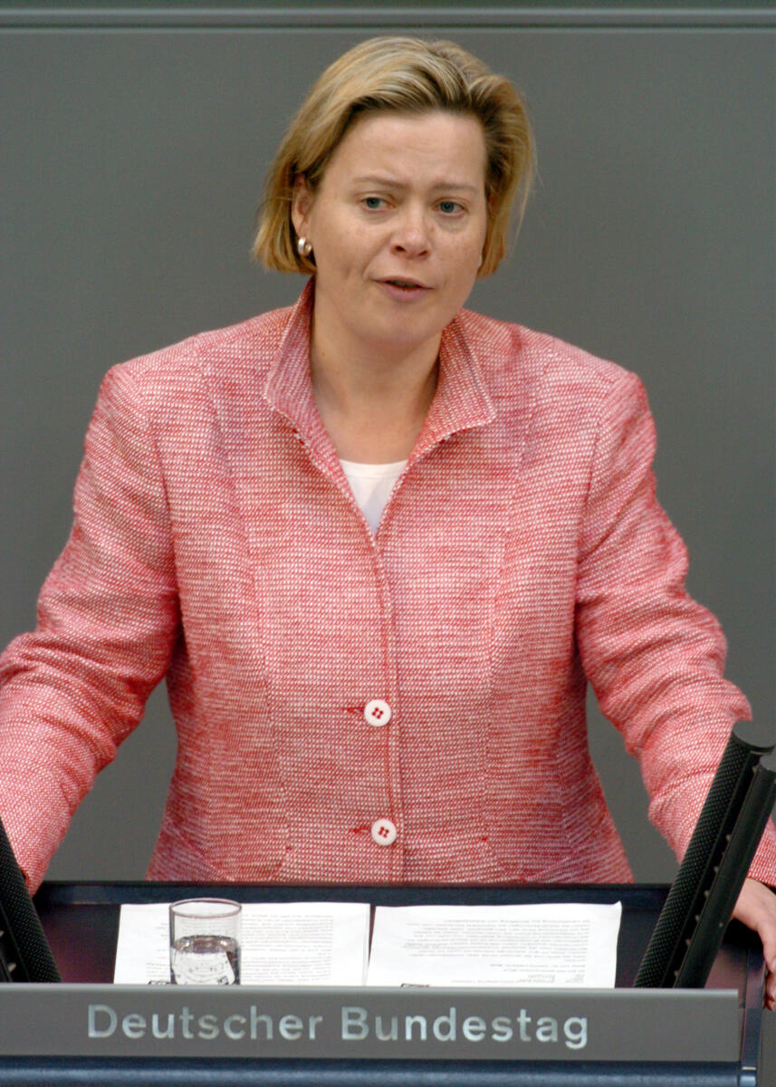 Dr. Gesine Lötzsch, fraktionslos, MdB, Rede im Deutschen Bundestag.; Plenum, Rednerpult, 172. Sitzung, TOP 3, Thema: Wachstum und Beschäftigung Lötzsch, Gesine Dr. Gesine Lötzsch, fraktionslos, MdB, Rede im Deutschen Bundestag.; Plenum, Rednerpult, 172. Sitzung, TOP 3, Thema: Wachstum und Beschäftigung
