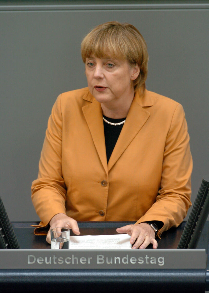 Dr. Angela Merkel, CDU/CSU,MdB, Rede im Deutschen Bundestag.; Plenum, Rednerpult, 169. Sitzung, TOP 7, Thema: EU-Waffenembargo gegenüber China Merkel, Angela Dr. Angela Merkel, CDU/CSU,MdB, Rede im Deutschen Bundestag.; Plenum, Rednerpult, 169. Sitzung, TOP 7, Thema: EU-Waffenembargo gegenüber China