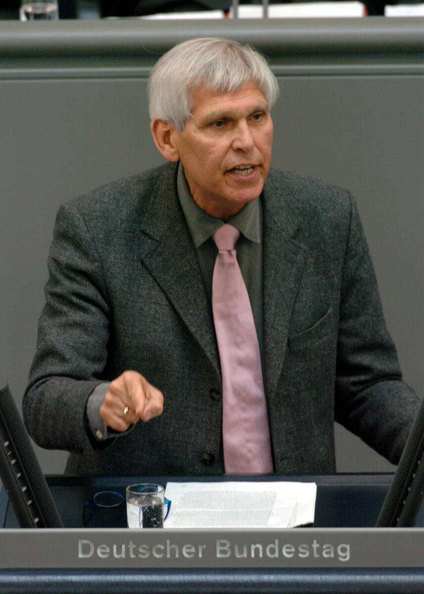 Weisskirchen, Gert Gert Weisskirchen, SPD, MdB, Rede im Deutschen Bundestag.; Plenum, Rednerpult, 169. Sitzung, TOP 7, Thema: EU-Waffenembargo gegenüber China