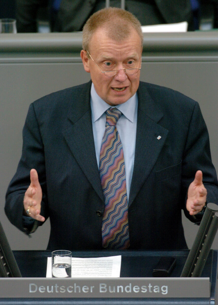 Polenz, Ruprecht Ruprecht Polenz, CDU/CSU, MdB, Rede im Deutschen Bundestag.; Plenum, Rednerpult, 172. Sitzung, TOP 22, Thema: NATO