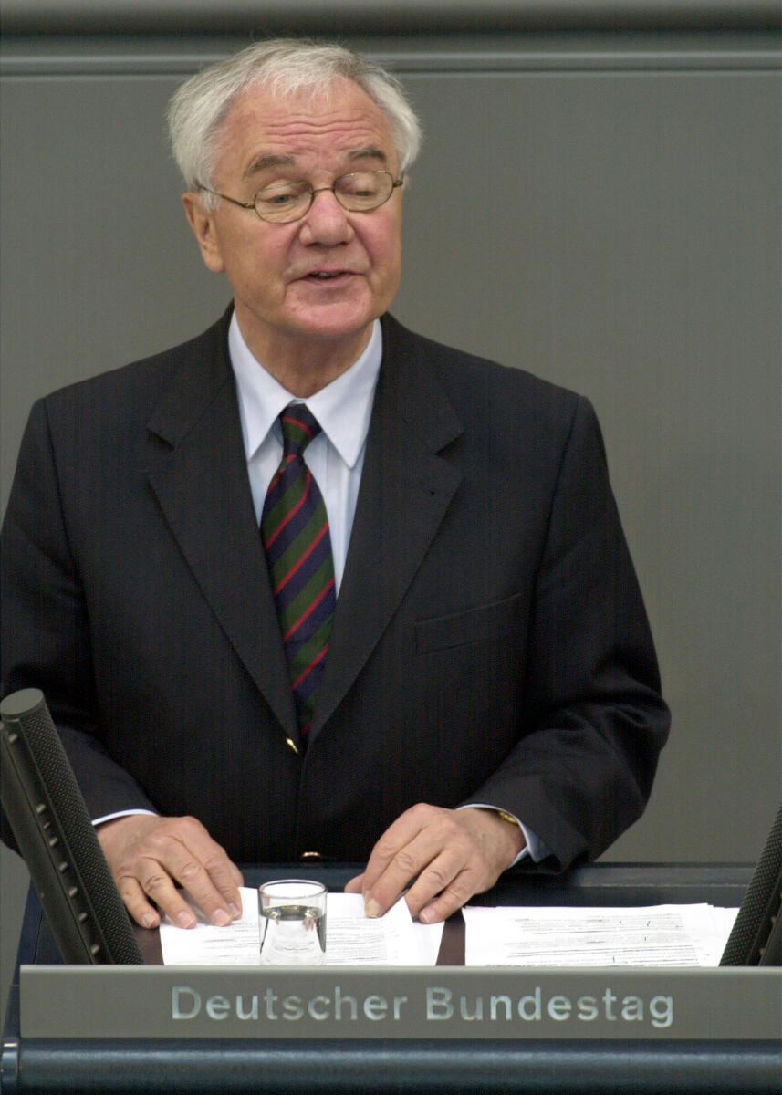 Manfred Stolpe, SPD, Bundesverkehrsminister, Rede im Deutschen Bundestag.; Plenum, Rednerpult, 172. Sitzung, TOP 3, Thema: Wachstum und Beschäftigung, Bundesminister, Minister für Verkehr, Bau-, Wohungswesen und Aufbau Ost Stolpe, Manfred Manfred Stolpe, SPD, Bundesverkehrsminister, Rede im Deutschen Bundestag.; Plenum, Rednerpult, 172. Sitzung, TOP 3, Thema: Wachstum und Beschäftigung, Bundesminister, Minister für Verkehr, Bau-, Wohungswesen und Aufbau Ost