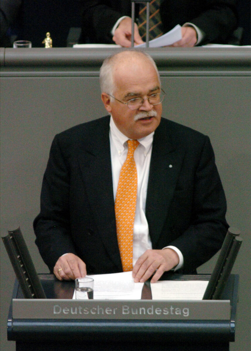 Gauweiler, Peter Peter Gauweiler, CDU/CSU, MdB, Rede im Deutschen Bundestag.; Plenum, Rednerpult, 175. Sitzung, TOP 4, Thema: Europäische Verfassung