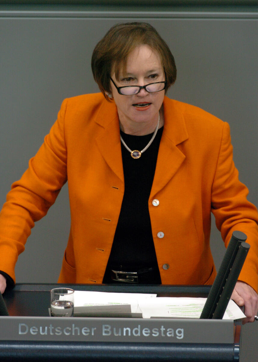 Irmingard Schewe-Gerigk, Bündnis 90/Die Grünen, MdB, Rede im Deutschen Bundestag.; Plenum, Rednerpult, 163. Sitzung, TOP 2, Thema: Geschlechtergerechtigkeit Schewe-Gerigk, Irmingard Irmingard Schewe-Gerigk, Bündnis 90/Die Grünen, MdB, Rede im Deutschen Bundestag.; Plenum, Rednerpult, 163. Sitzung, TOP 2, Thema: Geschlechtergerechtigkeit