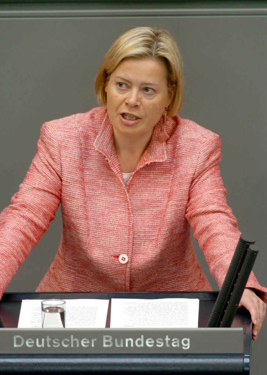 Lötzsch, Gesine Dr. Gesine Lötzsch, fraktionslos, MdB,Rede im Deutschen Bundestag.; Plenum, Rednerpult, 178. Sitzung, TOP 3, Thema: Steuerrecht