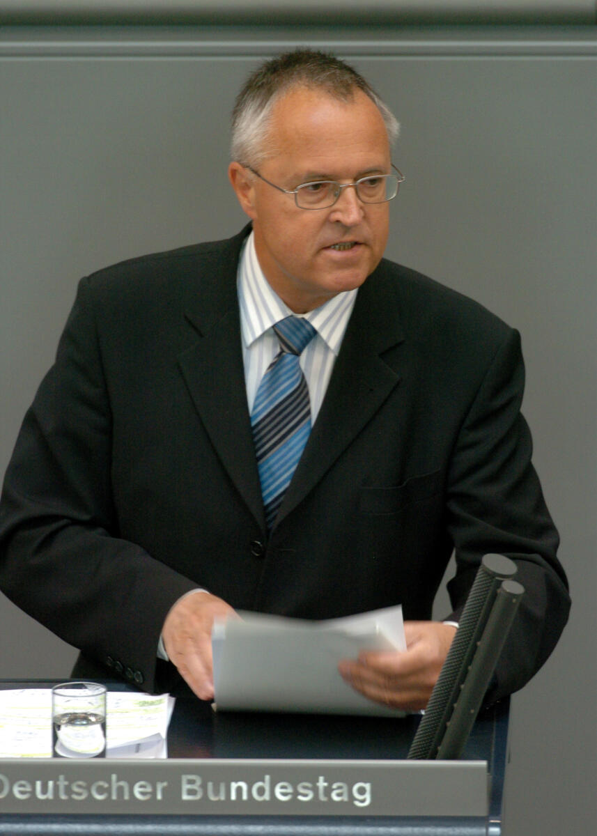 Hans Eichel, SPD, Bundesfinanzminister, MdB, Rede im Deutschen Bundestag.; Plenum, Rednerpult, 178. Sitzung, TOP 4, Thema: Haushaltslage, Bundesminister der Finanzen, Finanzminister Eichel, Hans Hans Eichel, SPD, Bundesfinanzminister, MdB, Rede im Deutschen Bundestag.; Plenum, Rednerpult, 178. Sitzung, TOP 4, Thema: Haushaltslage, Bundesminister der Finanzen, Finanzminister
