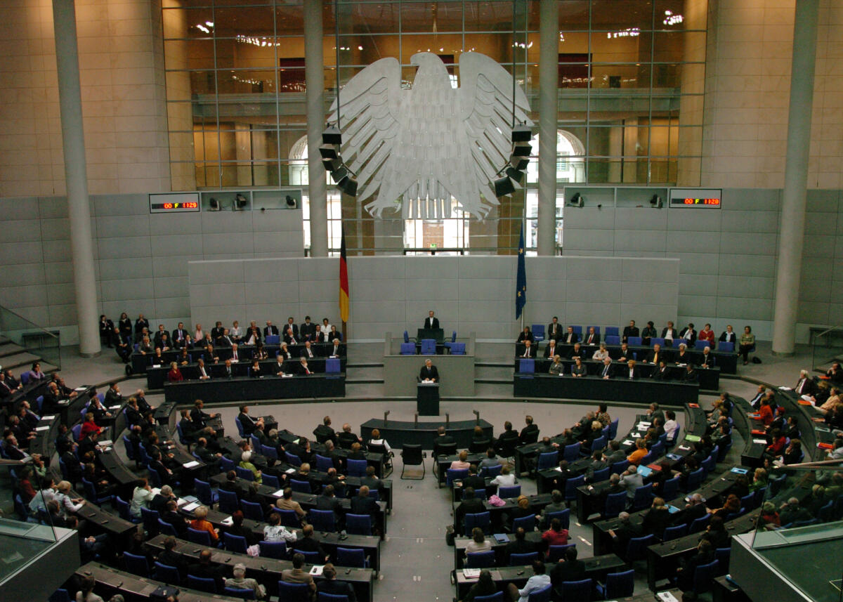 Katsav, Moshe Der israelische Staatspräsident Moshe Katsav während seiner Rede im Deutschen Bundestag anlässlich seines Staatsbesuchs in der Bundesrepublik Deutschland.; israelischer Staatspräsident, Präsident, Gast, Besuch, Blick ins Plenum, Übersicht