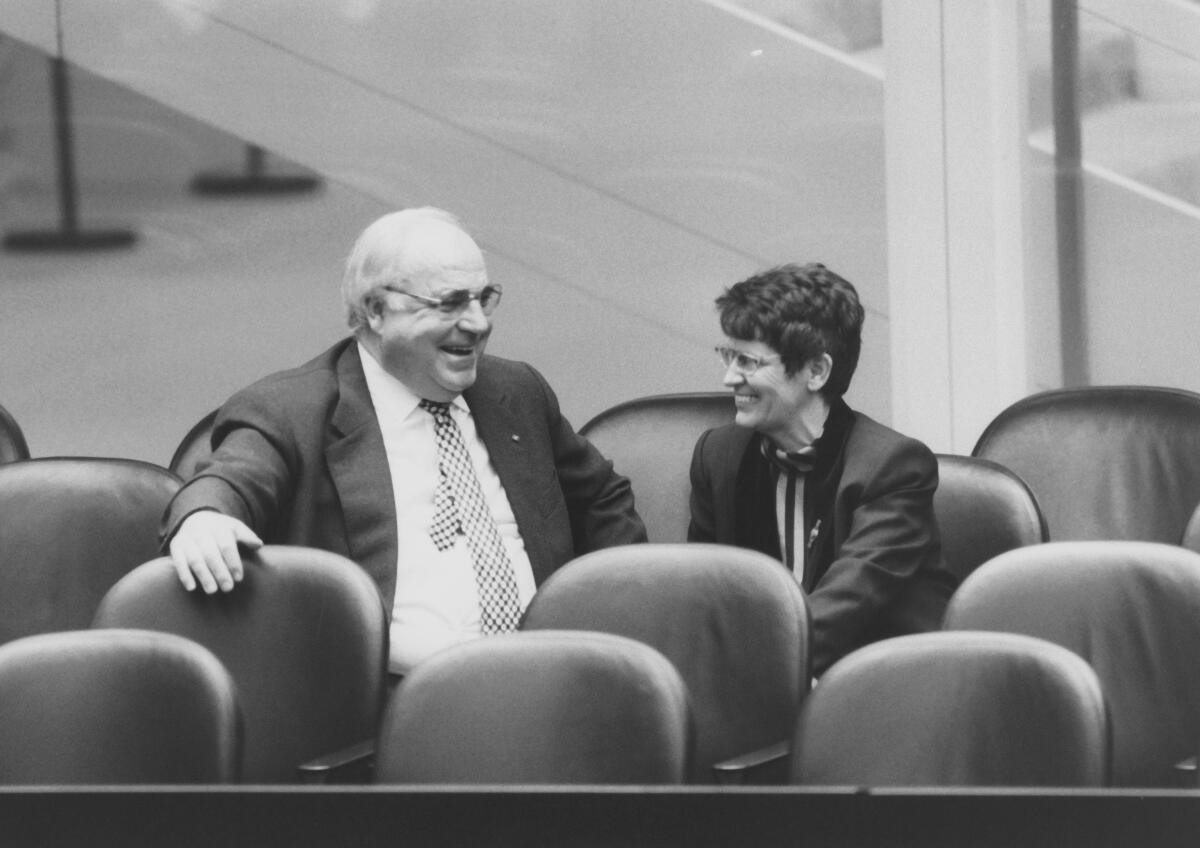 Konstituierende Sitzung der 13. Wahlperiode des Deutschen Bundestages am 10. November 1994 in Berlin, hier: Bundestagspräsidentin Prof. Dr. Rita Süssmuth, CDU/CSU und Bundeskanzler Dr. Helmut Kohl, CDU/CSU, im Plenarsaal, im Gespräch.; Präsidentin, Kanzler