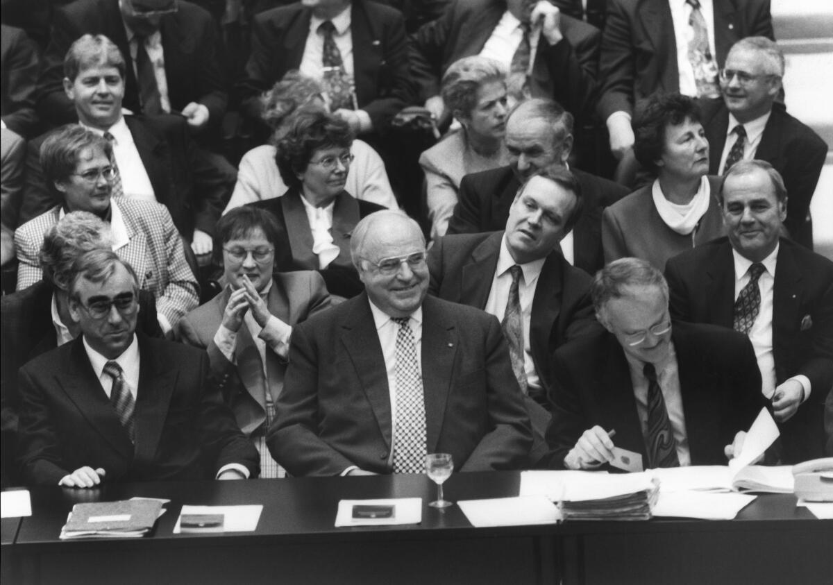 Konstituierende Sitzung der 13. Wahlperiode des Deutschen Bundestages am 10. November 1994 in Berlin, hier: Bundestagsabgeordnete der CDU/CSU-Fraktion (v.l.), Bundesminister Theodor Waigel, Bundeskanzler Dr. Helmut Kohl, Jürgen Rüttgers, Bundesminister Volker Rühe (2. Reihe, 2.v.r.).; Sitzung, Bundeskanzler, Minister, Abgeordnete, MdB Kohl, Helmut; Waigel, Theo; Rüttgers, Jürgen; Rühe, Volker Konstituierende Sitzung der 13. Wahlperiode des Deutschen Bundestages am 10. November 1994 in Berlin, hier: Bundestagsabgeordnete der CDU/CSU-Fraktion (v.l.), Bundesminister Theodor Waigel, Bundeskanzler Dr. Helmut Kohl, Jürgen Rüttgers, Bundesminister Volker Rühe (2. Reihe, 2.v.r.).; Sitzung, Bundeskanzler, Minister, Abgeordnete, MdB