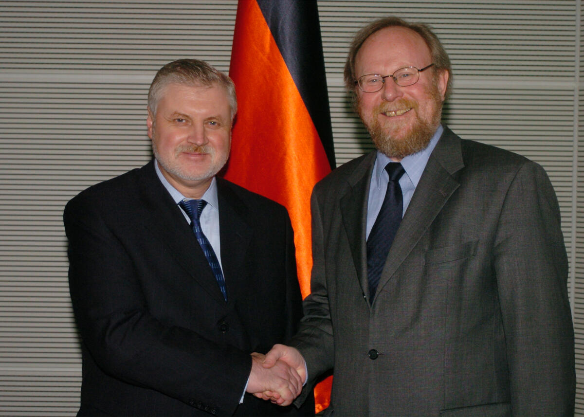 Mironow, Sergej Michajlowitsch; Thierse, Wolfgang Bundestagspräsident Wolfgang Thierse (re.), SPD, empfängt den Vorsitzenden des Föderationsrates der föderalen Versammlung der Russischen Föderation, Sergej Michajlowitsch Miranow.; Händeschütteln, Präsident, Russland
