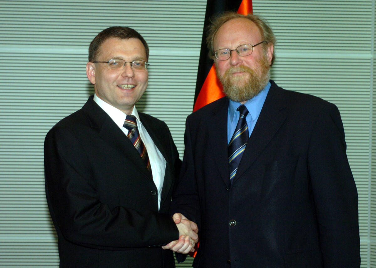 Thierse, Wolfgang; Zaoralek, Lubomir Bundestagspräsident Wolfgang Thierse (re.), SPD, empfängt den tschechischen Parlamentspräsidenten Lubomir Zaoralek.; Händeschütteln, Präsident