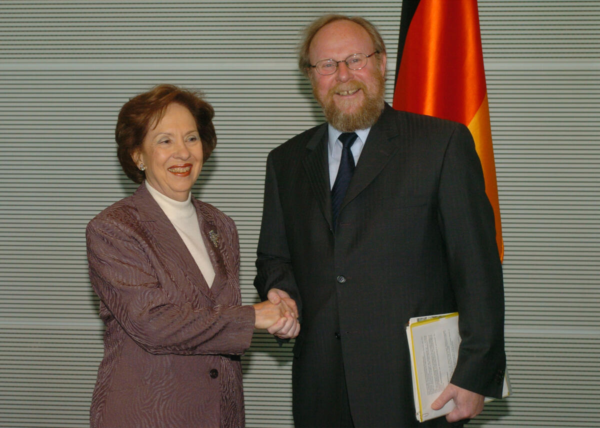 Benaki-Psarouda, Anna; Thierse, Wolfgang Bundestagspräsident Wolfgang Thierse (re.), SPD, empfängt die Präsidentin des Parlaments der Republik Griechenland, Prof. Dr. Anna Benaki.; Präsident, Präsidentin, Händeschütteln