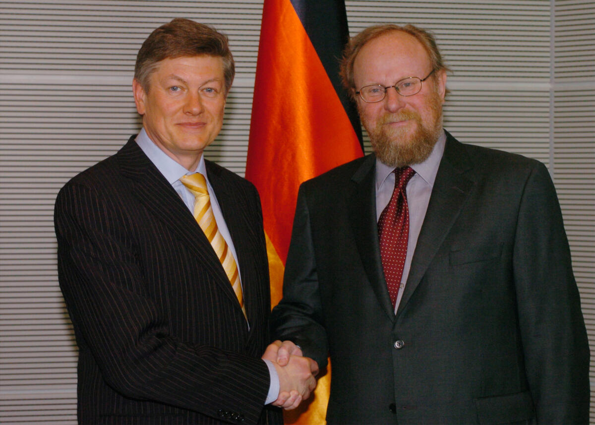Bundestagspräsident Wolfgang Thierse (re.), SPD, empfängt den Parlamentspräsidenten der Republik Litauen Arturas Palauskas.; Präsident, Begrüßung, Händeschütteln Palauskas, Arturas; Thierse, Wolfgang Bundestagspräsident Wolfgang Thierse (re.), SPD, empfängt den Parlamentspräsidenten der Republik Litauen Arturas Palauskas.; Präsident, Begrüßung, Händeschütteln