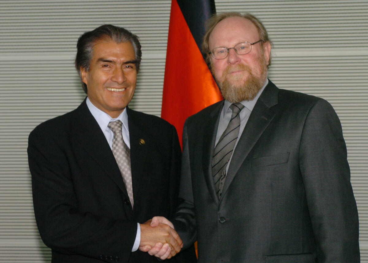 Landazuri, Guillermo; Thierse, Wolfgang Bundestagspräsident Wolfgang Thierse (re.), SPD, trifft den Präsidenten des Nationalkongresses von Ecuador, Guillermo Landazuri,  zu einem offiziellen Gespräch.; Präsident, Süd-Amerika, Händeschütteln, Kongress