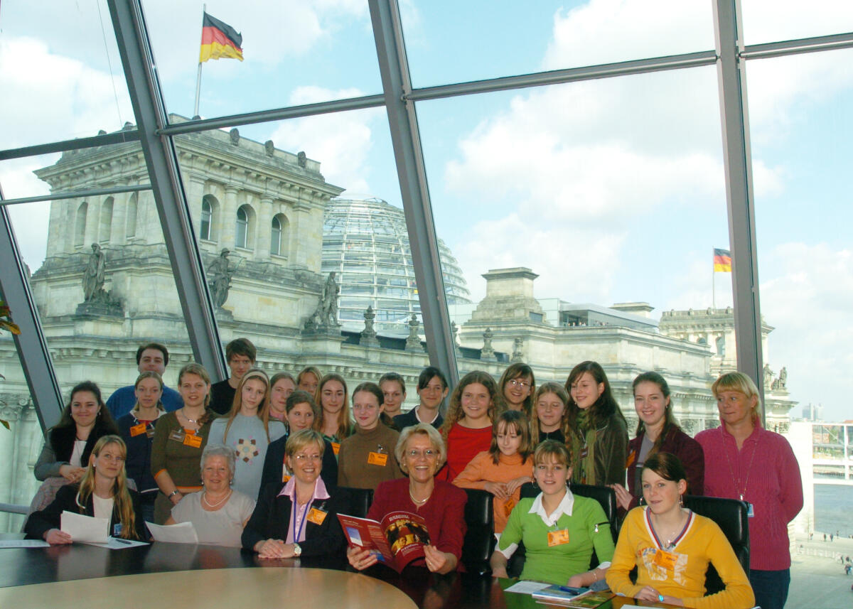 Kastner, Susanne Girls´ Day im Deutschen Bundestag. Bundestagsvizepräsidentin Dr. Susanne Kastner (mi.), SPD, begrüßt die 16 Mädchen der Klassen fünf bis zehn im Bundestag, die an diesem Tag einen Einblick hinter die Kulissen des Parlamentsbetriebes werfen. Im Hintergrund das Reichstagsgebäude.; Girls´ Day, Girls-Day, Girlsday, Jugendliche
