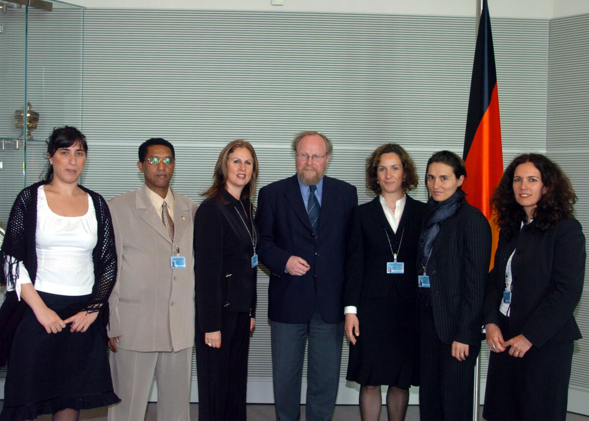 Thierse, Wolfgang Bundestagspräsident Wolfgang Thierse (4. v.l.), SPD, empfängt Parlamentsmitarbeiter der Knesset des Staates Israel und der Camera dei Deputati der Italienischen Republik. Diese befinden sich derzeit im Rahmen des Mitarbeiteraustauschs beim Deutschen Bundestag.; Italien, Parlamentarier