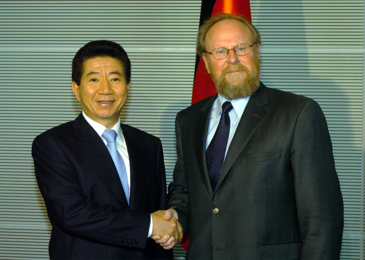 Moo-hyun, Roh; Thierse, Wolfgang Bundestagspräsident Wolfgang Thierse (re.), SPD, empfängt den Präsidenten der Republik Korea, Roh Moo-hyun.; Händeschütteln, Präsident