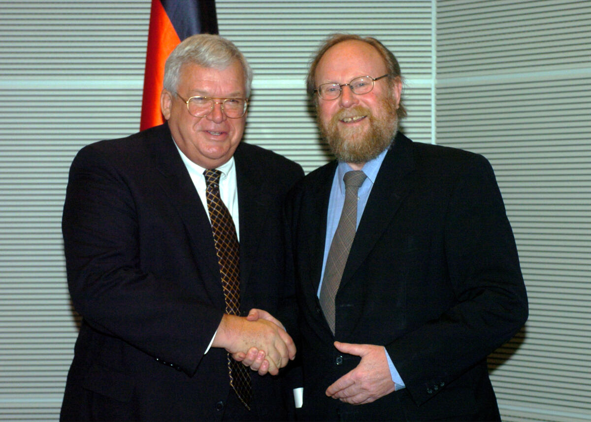Hastert, J.Dennis; Thierse, Wolfgang Bundestagspräsident Wolfgang Thierse (re.), SPD, empfängt den Präsidenten des Repräsentantenhauses der Vereinigten Staaten von Amerika, J. Dennis Hastert.; USA, Repräsentantenhaus, Präsident, Händeschütteln, Begrüßung