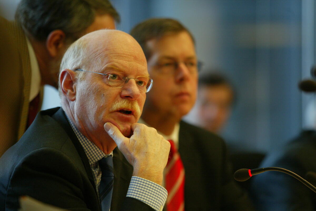 Bundesminister der Verteidigung Dr. Peter Struck (li.), SPD und der Ausschussvorsitzende Reinhold Robbe, SPD, MdB. Struck, Peter; Robbe, Reinhold Bundesminister der Verteidigung Dr. Peter Struck (li.), SPD und der Ausschussvorsitzende Reinhold Robbe, SPD, MdB.