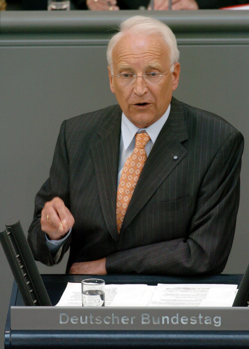 Stoiber, Edmund Edmund Stoiber, Min.Präs. Bayern, CSU, Rede im Deutschen Bundestag, Plenarsitzung Nr. 186, TOP 1, Thema: Bilanz der Regierungspolitik, Redner 6.; Rednerpult, Ministerpräsident, Gestik, Sitzung, Plenum