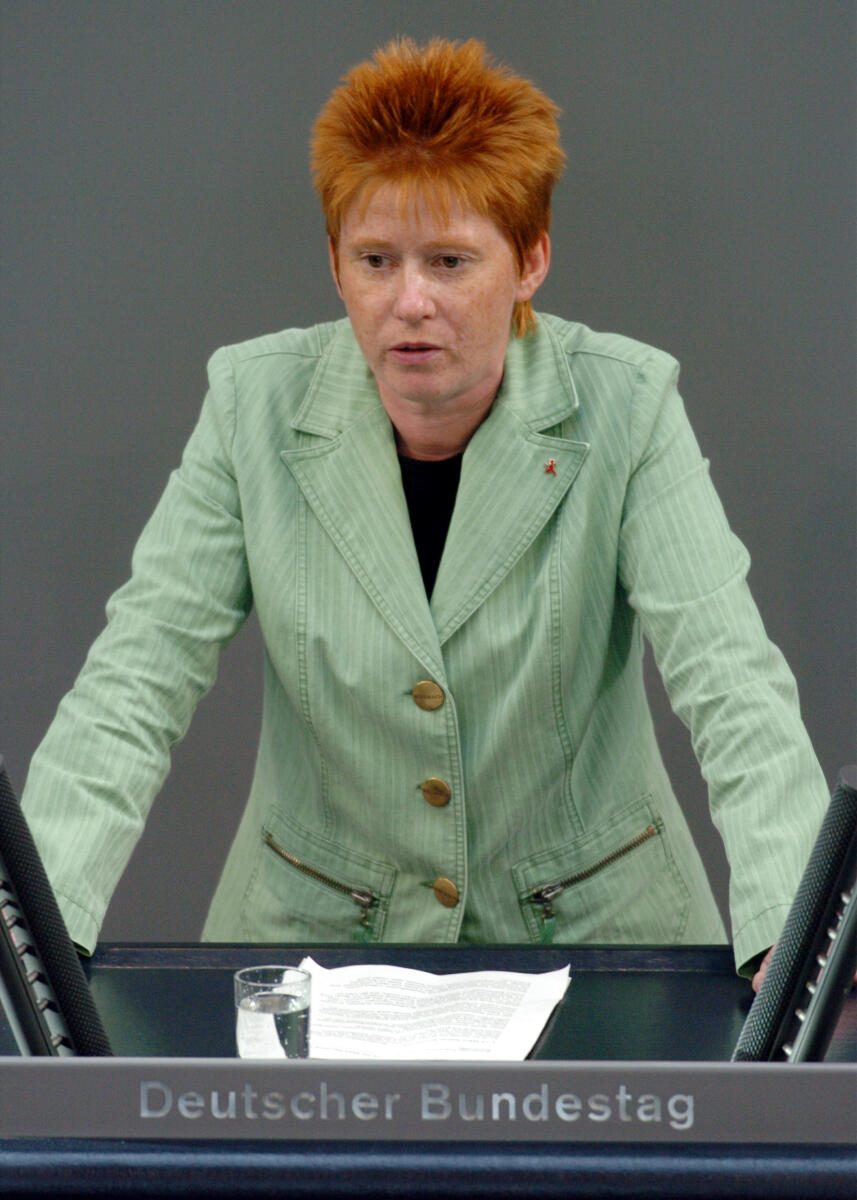 Pau, Petra Petra Pau, MdB, fraktionslos, Rede im Deutschen Bundestag, Plenarsitzung Nr. 186, TOP 1, Thema: Bilanz der Regierungspolitik, Redner 8.; Rednerpult, Bundestagsabgeordnete, Abgeordnete, Sitzung, Plenum