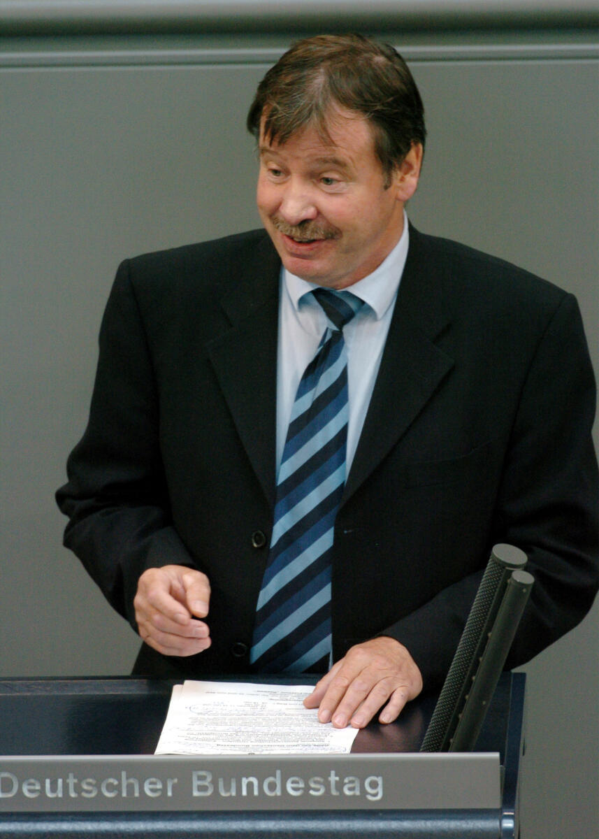 Runde, Ortwin Ortwin Runde, SPD, MdB, Rede im Deutschen Bundestag,; Plenarsitzung Nr. 181, TOP 11, Thema: Staatsverschuldung.; Bundestagsabgeordneter, Abgeordneter, Rednerpult, Plenum, Sitzung