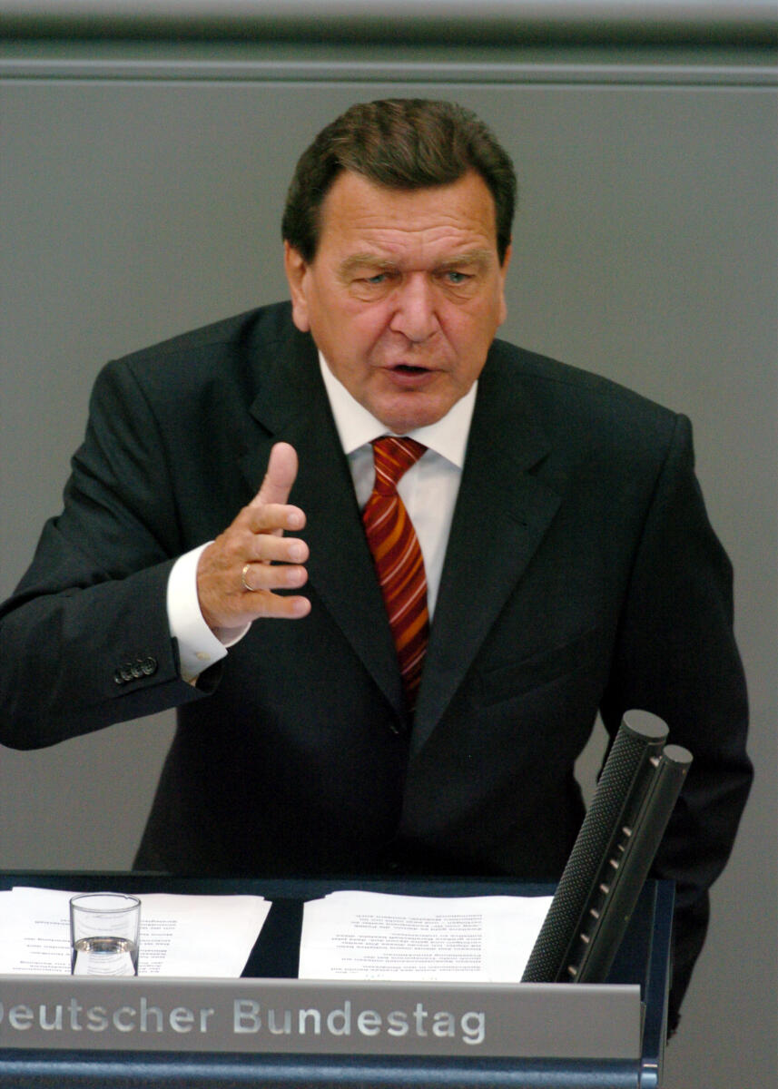 Schröder, Gerhard Bundeskanzler Gerhard Schröder, SPD, Rede im Deutschen Bundestag, Plenarsitzung Nr. 186, TOP 1, Thema: Bilanz der Regierungspolitik, Redner 1.; Kanzler, Rednerpult, Gestik, Sitzung, Plenum; Rednerpult