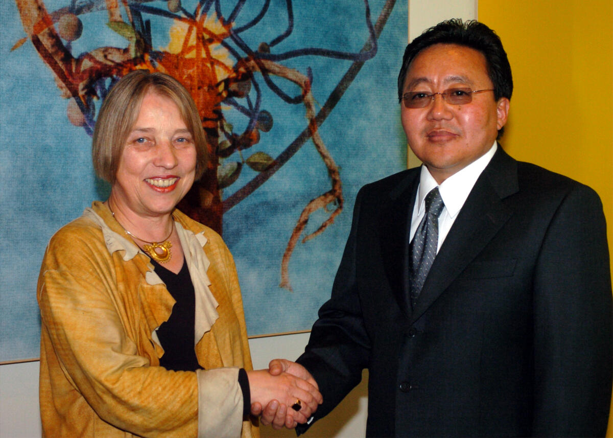 Elbegdorj, Tsakhia; Vollmer, Antje Bundestagsvizepräsidentin Dr. Antje Vollmer, Bündnis 90/Die Grünen, empfängt den Premierminister der Republik Mongolei, Tsakhia Elbegdorj.; Begrüßung, Händeschütteln