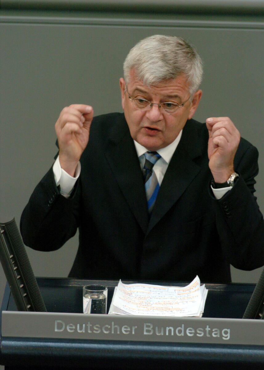 Fischer, Joseph Joseph (Joschka) Fischer, BMin., Bündnis 90/Die Grünen, Rede im Deutschen Bundestag, Plenarsitzung Nr. 186, TOP 1, Thema: Bilanz der Regierungspolitik, Redner 5.; Rednerpult, Gestik, Minister, Sitzung, Plenum