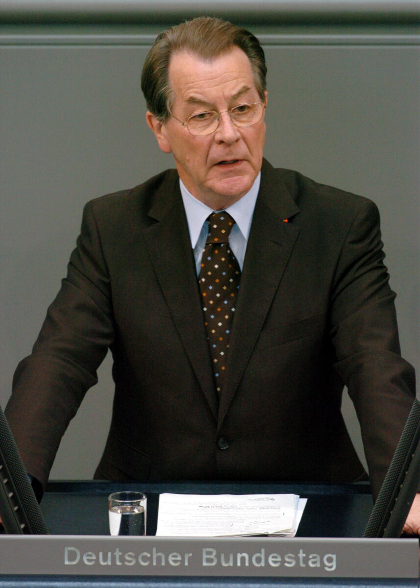 Müntefering, Franz Franz Müntefering, SPD, Fraktionsvorsitzender, MdB, Rede im Deutschen Bundestag, Plenarsitzung Nr. 181, TOP 10, Thema: Europäischer Rat in Brüssel, Wachstum und Stabilität.; Bundestagsabgeordneter, Abgeordneter, Rednerpult, Plenum, Sitzung