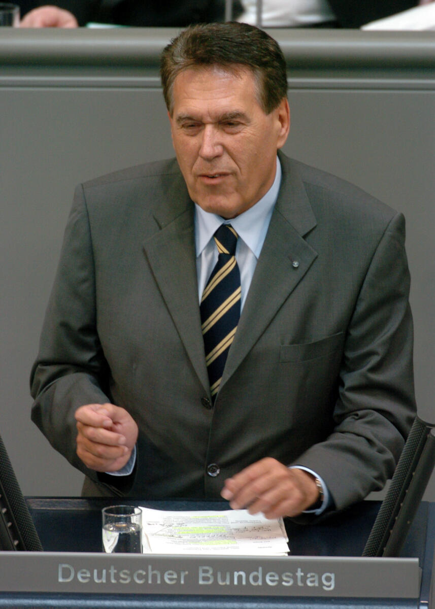 Michael Glos, CDU/CSU, MdB, Rede im Deutschen Bundestag, Plenarsitzung Nr. 181, TOP 10, Thema: Europäischer Rat in Brüssel, Wachstum und Stabilität.; Bundestagsabgeordneter, Abgeordneter, Rednerpult, Plenum, Sitzung, Gestik Glos, Michael Michael Glos, CDU/CSU, MdB, Rede im Deutschen Bundestag, Plenarsitzung Nr. 181, TOP 10, Thema: Europäischer Rat in Brüssel, Wachstum und Stabilität.; Bundestagsabgeordneter, Abgeordneter, Rednerpult, Plenum, Sitzung, Gestik