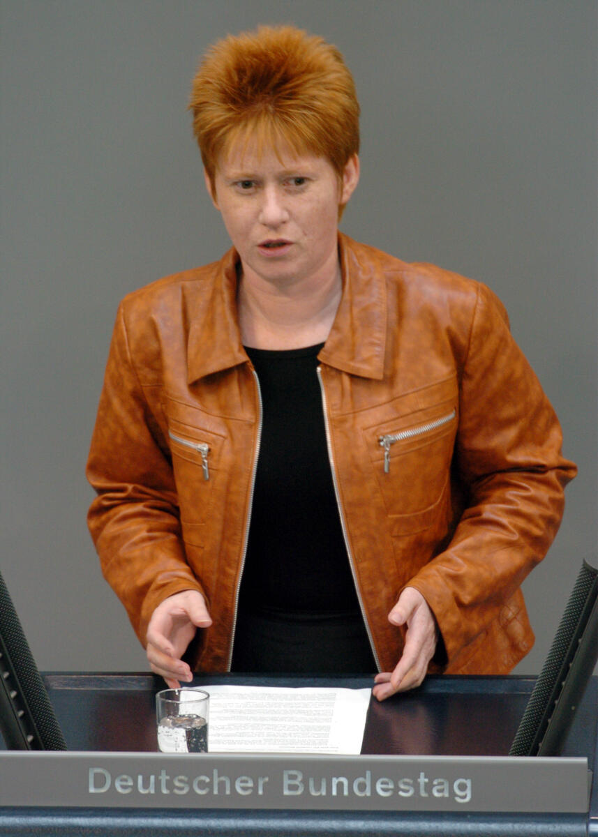 Pau, Petra Petra Pau, fraktionslos, MdB, Rede im Deutschen Bundestag.; Plenum, Rednerpult, PLenarsitzung Nr. 181, TOP 10, Thema: Europäischer Rat in Brüssel, Wachstum und Stabilität.; Bundestagsabgeordnete, Abgeordnete, Rednerpult, Sitzung, Plenum