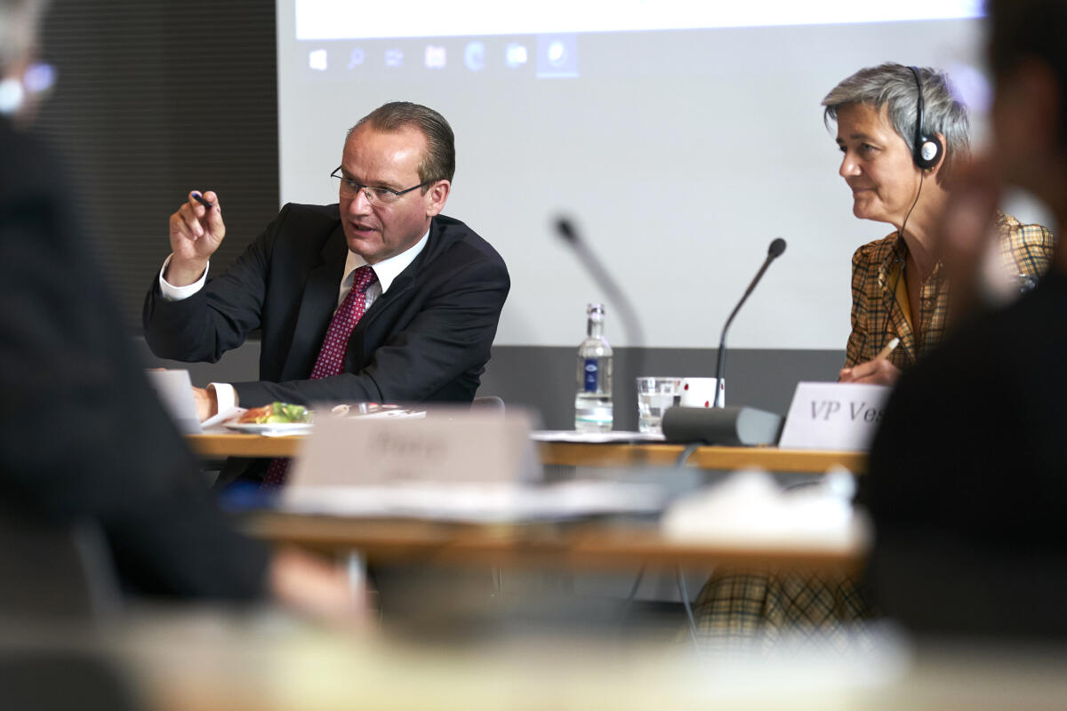 Vestager, Margrethe Gunther Krichbaum, CDU/CSU, MdB, Vorsitzender des Europaausschusses (li) bei einer gemeinsamen Ausschusssitzung mit dem Ausschuss Digitale Agenda, an der die geschäftsführende Vizepräsidentin und Kommissarin für Digitales der Europäischen Union Margrethe Vestager (re) teilnimmt.