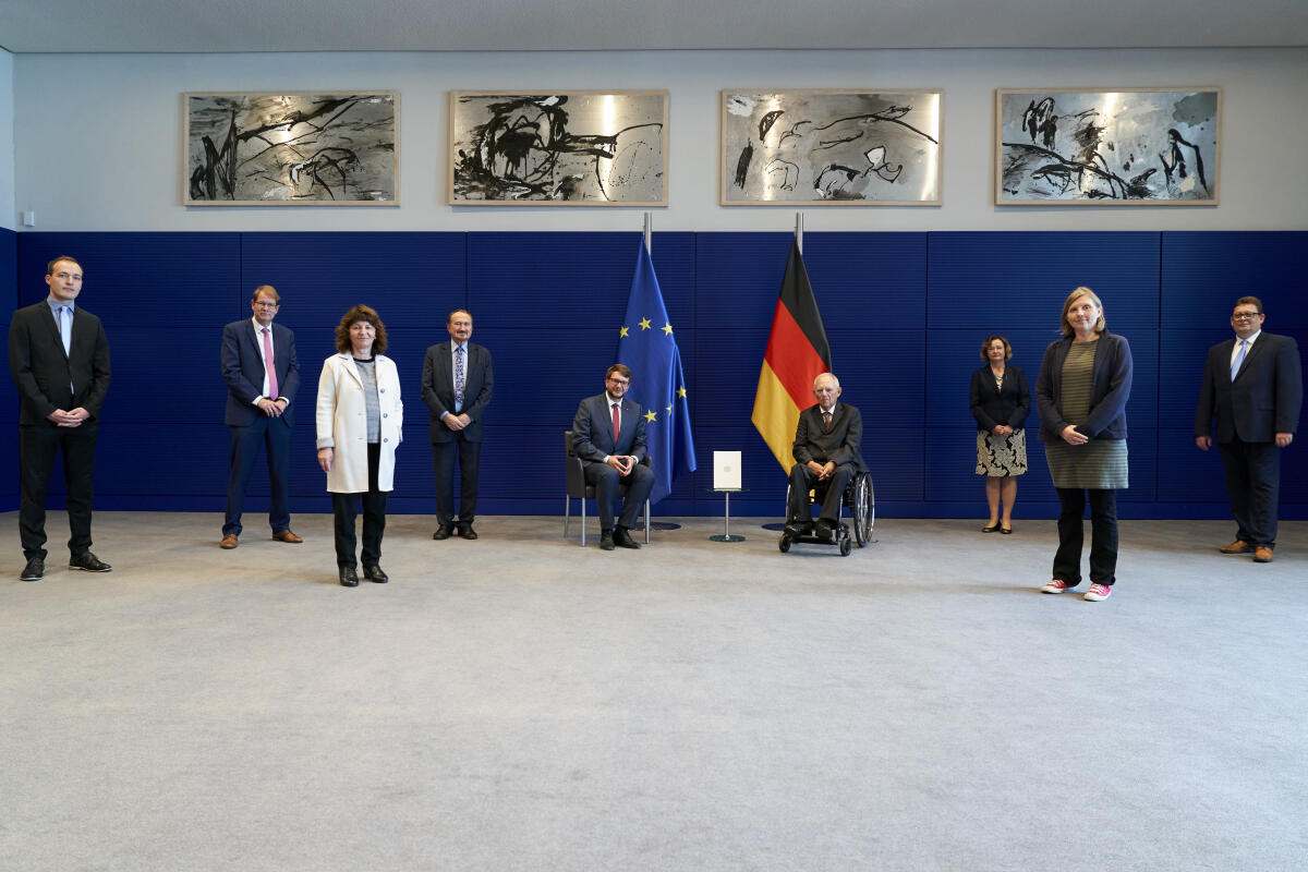 Schäuble, Wolfgang; Wendt, Marian Bundestagspräsident Dr. Wolfgang Schäuble, CDU/CSU, (4.vr) nimmt vom Vorsitzenden des Petitionsausschusses des Deutschen Bundestages, Marian Wendt, CDU/CSU,(5.vl) im Beisein der Obleute des Ausschusses (stehend von links: Johannes Huber, AfD, Gero Storjohann, CDU/CSU, Martina Stamm-Fibich, SPD, Manfred Todtenhausen, FDP, Kerstin Kassner, DIE LINKE, Corinna Rüffer, Bündnis 90/Die Grünen und Stefan Schwartze, SPD) den Jahresbericht 2019 entgegen.