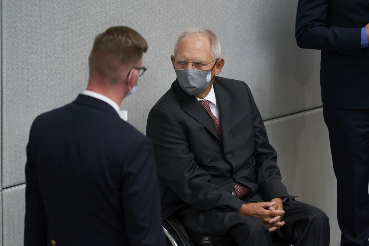Bundestagspräsident Dr. Wolfgang Schäuble, CDU/CSU, eröffnet die 172. Sitzung des Deutschen Bundestages. Schäuble, Wolfgang Bundestagspräsident Dr. Wolfgang Schäuble, CDU/CSU, eröffnet die 172. Sitzung des Deutschen Bundestages.