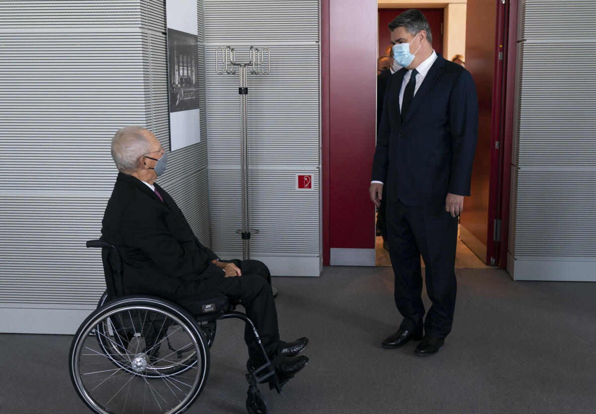 Bundestagspräsident Dr. Wolfgang Schäuble, (li), CDU/CSU, empfängt den kroatischen Präsidenten Zoran Milanovic zu einem Gespräch. Schäuble, Wolfgang Bundestagspräsident Dr. Wolfgang Schäuble, (li), CDU/CSU, empfängt den kroatischen Präsidenten Zoran Milanovic zu einem Gespräch.