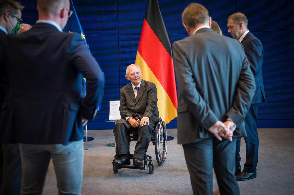 Bundestagspräsident Dr. Wolfgang Schäuble, CDU/CSU, (m) im Gespräch mit den Obleuten des Verteidigungsausschusses als 1. Untersuchungsausschuss gemäß Art 45a Abs. 2 GG („Beraterverträge“) anlässlich der Übergabe des Abschlussberichts. Schäuble, Wolfgang Bundestagspräsident Dr. Wolfgang Schäuble, CDU/CSU, (m) im Gespräch mit den Obleuten des Verteidigungsausschusses als 1. Untersuchungsausschuss gemäß Art 45a Abs. 2 GG („Beraterverträge“) anlässlich der Übergabe des Abschlussberichts.