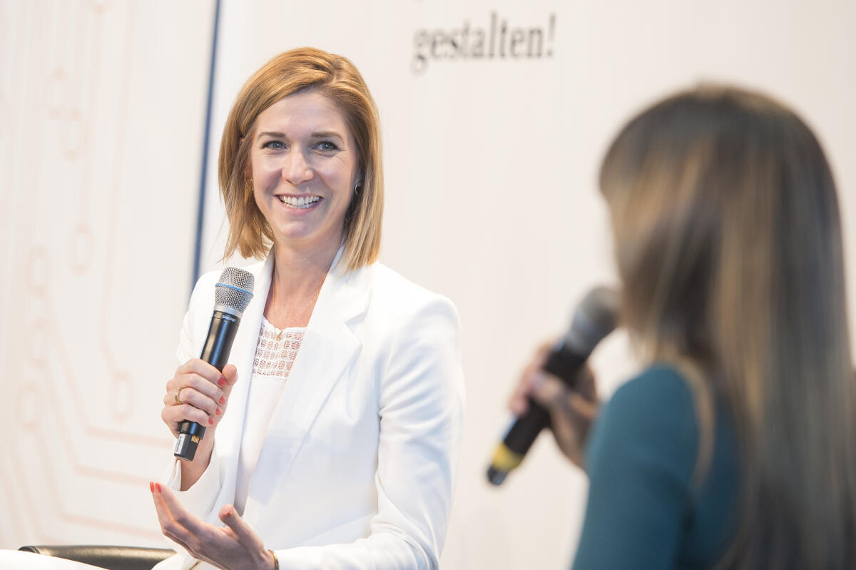 Veranstaltung "Mit Künstlicher Intelligenz jetzt Zukunft gemeinsam gestalten" zur Präsentation der Arbeitsergebnisse der Enquete-Kommission - Podium I (vlnr): Lena-Sophie Müller im Gespräch mit Moderatorin Nadine Kreutzer. Veranstaltung "Mit Künstlicher Intelligenz jetzt Zukunft gemeinsam gestalten" zur Präsentation der Arbeitsergebnisse der Enquete-Kommission - Podium I (vlnr): Lena-Sophie Müller im Gespräch mit Moderatorin Nadine Kreutzer.