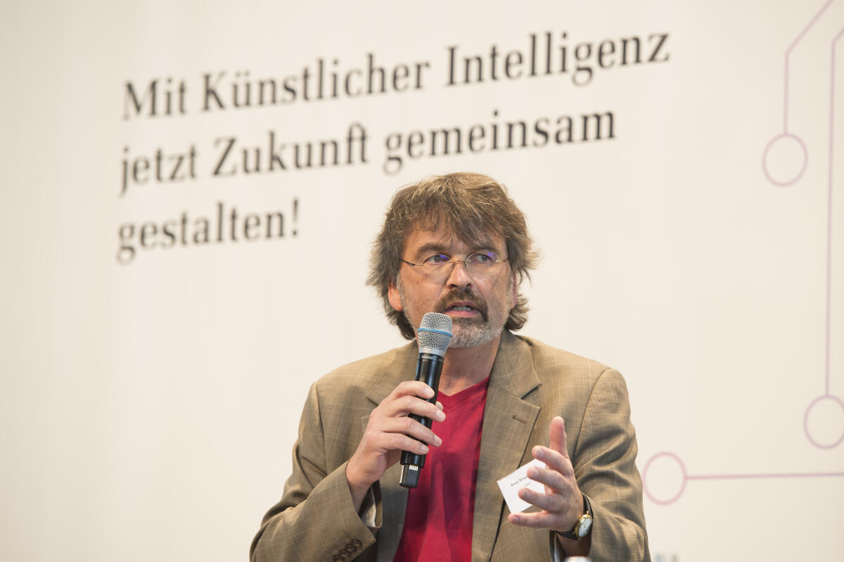 Veranstaltung "Mit Künstlicher Intelligenz jetzt Zukunft gemeinsam gestalten" zur Präsentation der Arbeitsergebnisse der Enquete-Kommission - Podium V: Resümee der Fraktionen SPD, AfD, Bündnis 90/Die Grünen: René Röspel, SPD, MdB. Veranstaltung "Mit Künstlicher Intelligenz jetzt Zukunft gemeinsam gestalten" zur Präsentation der Arbeitsergebnisse der Enquete-Kommission - Podium V: Resümee der Fraktionen SPD, AfD, Bündnis 90/Die Grünen: René Röspel, SPD, MdB.